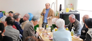 兵庫県内在住の原爆被爆者らが集った「おり鶴の会大交流会」＝神戸市中央区八雲通６、東神戸診療所