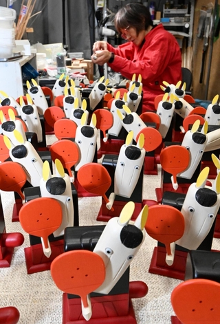 一つ一つ丁寧に手作りされた来年の干支「午」の神戸人形＝神戸市東灘区住吉山手８