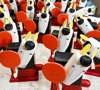 一つ一つ丁寧に手作りされた来年の干支「午」の神戸人形＝神戸市東灘区住吉山手８