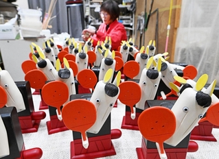 一つ一つ丁寧に手作りされた来年の干支「午」の神戸人形＝神戸市東灘区住吉山手８