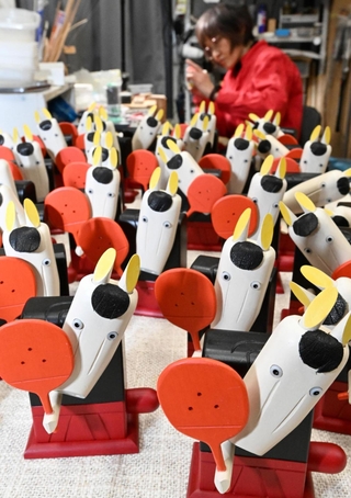 一つ一つ丁寧に手作りされた来年の干支「午」の神戸人形＝神戸市東灘区住吉山手８