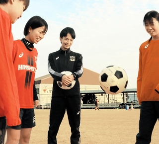 選手たちの練習を見守る日ノ本学園高サッカー部マネジャーの今田悠嗣さん（中央）＝姫路市香寺町香呂、日ノ本学園高