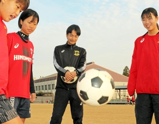 選手たちの練習を見守る日ノ本学園高サッカー部マネジャーの今田悠嗣さん（中央）＝姫路市香寺町香呂、日ノ本学園高
