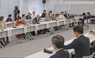 旧優生保護法の問題を巡る定期協議で意見を交わす原告団と政府関係者ら＝９月３０日、東京・霞が関