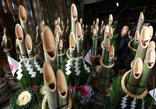 正月に向けて出荷が最盛期を迎えている門松＝小野市垂井町