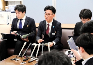 兵庫県の公益通報者保護制度実施要綱の改正内容を説明する県政改革課の担当者＝２４日午後、県庁