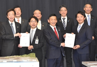 阪神地域の道路整備実現に向け、結束を強める参加者たち＝東京都千代田区