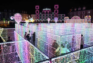 きらびやかな電飾で彩られ、にぎわう会場＝２４日夜、神戸市北区大沢町上大沢（撮影・風斗雅博）