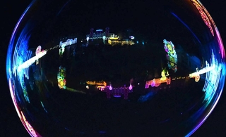 バブルショーのシャボン玉に映り込む会場のイルミネーション＝２４日夜、神戸市北区大沢町上大沢（撮影・風斗雅博）