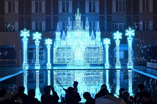 きらびやかな電飾で彩られ、多くの人でにぎわう会場＝２４日夜、神戸市北区大沢町上大沢（撮影・風斗雅博）