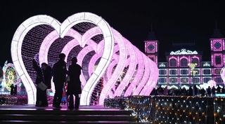 きらびやかな電飾で彩られる会場＝２４日夜、神戸市北区大沢町上大沢（撮影・風斗雅博）