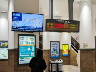 ＪＲの運行状況を確認する駅利用客＝神戸市中央区、ＪＲ神戸駅