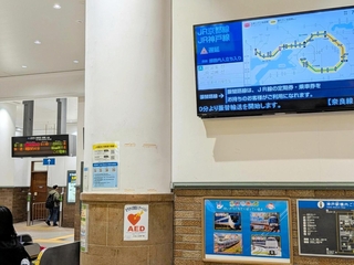 ＪＲの遅延と振替輸送の実施を伝えるＪＲ神戸駅内の表示＝神戸市中央区