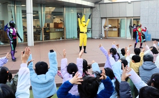 野菜に含まれている栄養などについて説明するヒーローショーの様子＝神戸市灘区岩屋中町４、灘Ｏｈａｎａ保育園