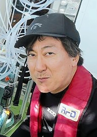 海上保安大学校の近藤文義教授＝２０２４年１１月、播磨灘（香川大提供）