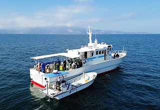 香川大の調査船を使った研究チームの合同調査＝２０２４年１１月、播磨灘（香川大提供）