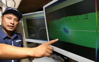 海上保安庁の測量で、気泡の噴出点は約３メートル深いくぼ地があることが分かった。右の画面は海底を真上から見た図。左の画面は海底を横から見た図＝２０１０年９月、播磨灘