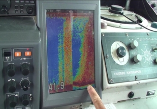 魚群探知の水中レーダー。海底から何かが立ち上ってくるのが映し出された＝２０１０年８月、播磨灘