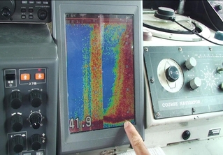 魚群探知の水中レーダー。海底から何かが立ち上ってくるのが映し出された＝２０１０年８月、播磨灘