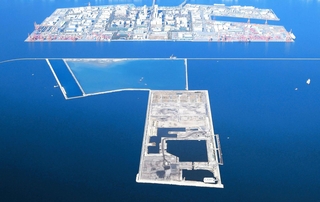 現行の２期事業で廃棄物を受け入れている「神戸沖埋立処分場」（手前）＝大阪湾広域処理場整備促進協議会提供