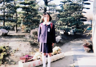 第三藤田小学校の制服を着た矢野知夏さん＝１９９５年、岡山市南区（矢野さん提供）
