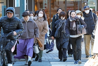  マフラーやコートなどで防寒対策をして出勤する人たち＝２６日午前、神戸市中央区、ＪＲ元町駅前（撮影・丸山桃奈）