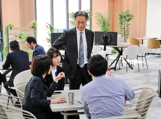 年内の業務が大詰めを迎えた新本社で、社員らと話す神姫バスの長尾真社長（中央）＝26日午後、姫路市北条口１