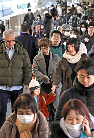 帰省客らで混み合ったＪＲ新神戸駅のホーム＝２７日午前、神戸市中央区（撮影・大田将之）