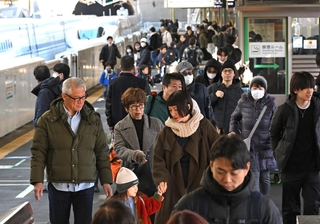 帰省客らで混み合うＪＲ新神戸駅のホーム＝２７日午前、神戸市中央区（撮影・大田将之）