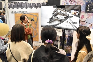 姫路城の中継映像を見ながら解説を聞く参加者ら＝横浜市西区