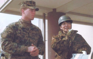 東日本大震災後、米軍の「トモダチ作戦」に携わった阿部さん（右）。予備自衛官として通訳を務めた＝２０１１年３月、仙台市内（陸上自衛隊山形地方協力本部提供）