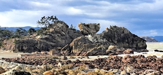 能登半島地震で上部が崩落した「窓岩」（曽々木観光協会提供）