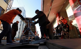 帰国した中国残留孤児らが過ごすデイサービス施設。高齢化が進み、日本語が十分でない中で介護に直面する＝尼崎市神田北通６（撮影・小林良多）