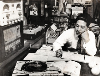 ラジオ観戦しながらスコアブックに記録する今里純さん（竹本武志さん著書から）