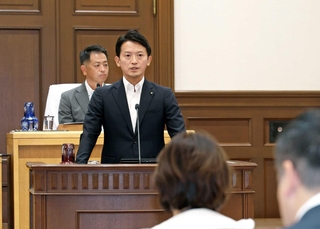 兵庫県議会の定例会に臨む斎藤元彦知事＝９月１８日、神戸市中央区、県公館