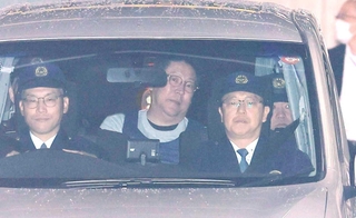 警察車両で送検される立花孝志容疑者（中央）＝１１月１０日、神戸市中央区下山手通５