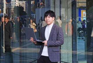 ＡＩを使った生活を送る友金良太さん＝神戸市中央区（撮影・吉田敦史）