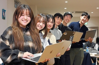 生成ＡＩを駆使する青楓館高等学院ＡＩ部のメンバー＝明石市相生町２（撮影・大田将之）