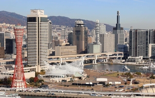 神戸市が再整備で新たな魅力創出を目指しているウオーターフロント。中央奥の水域が埋め立てを計画している京橋地区の船だまり＝神戸市中央区（撮影・長嶺麻子）