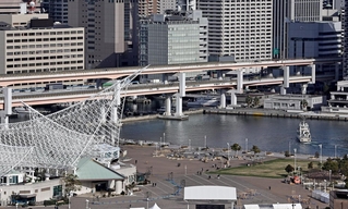 埋め立てが予定されているメリケンパーク（手前）の北側にある船だまり＝神戸市中央区（撮影・長嶺麻子）