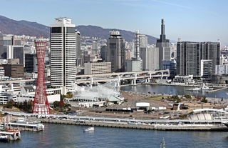 新施設が次々と登場し、新たなにぎわいを見せている神戸港のウオーターフロント。埋めて立てでさらに回遊性を高める＝神戸市中央区（撮影・長嶺麻子）