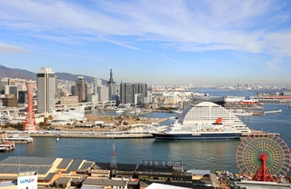 新施設が次々と登場し、新たなにぎわいを見せている神戸港のウオーターフロント＝神戸市中央区（撮影・長嶺麻子）