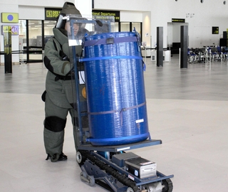 爆発物を処理する県警機動隊員＝神戸市中央区、神戸空港
