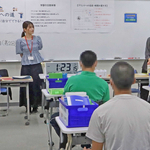 ２人の講師が指導にあたる公文式による授業＝加古川学園（画像の一部を加工しています）