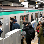 利用者の多い神戸市営地下鉄三宮駅に停車する車両で、乗降客の安全を点検する乗務員（左端）＝５日夜、神戸市中央区（撮影・大田将之）