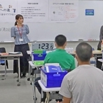 ２人の講師が指導にあたる公文式による授業＝加古川学園（画像の一部を加工しています）