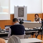 集会に参加した姫路市在住の被害者渡部道子さん（右から２人目）ら＝高砂市高砂町松波町、ユーアイ帆っとセンター