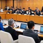 ２０２６年度予算編成を前に意見交換する県や市町の首長ら＝県庁