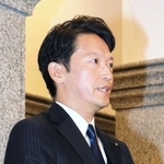 兵庫県議会の本会議終了後に報道陣の取材に答える斎藤元彦知事＝２日午前、神戸市中央区下山手通４、県公館