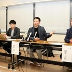 来年１月の「１・１７のつどい」の概要を説明する実行委員長の藤本真一さん（右から２人目）ら＝神戸市中央区、神戸市役所